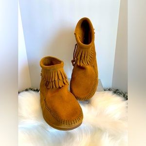 ⭐️   Minnetonka
Fringed Suede Bootie (Big Girls)
